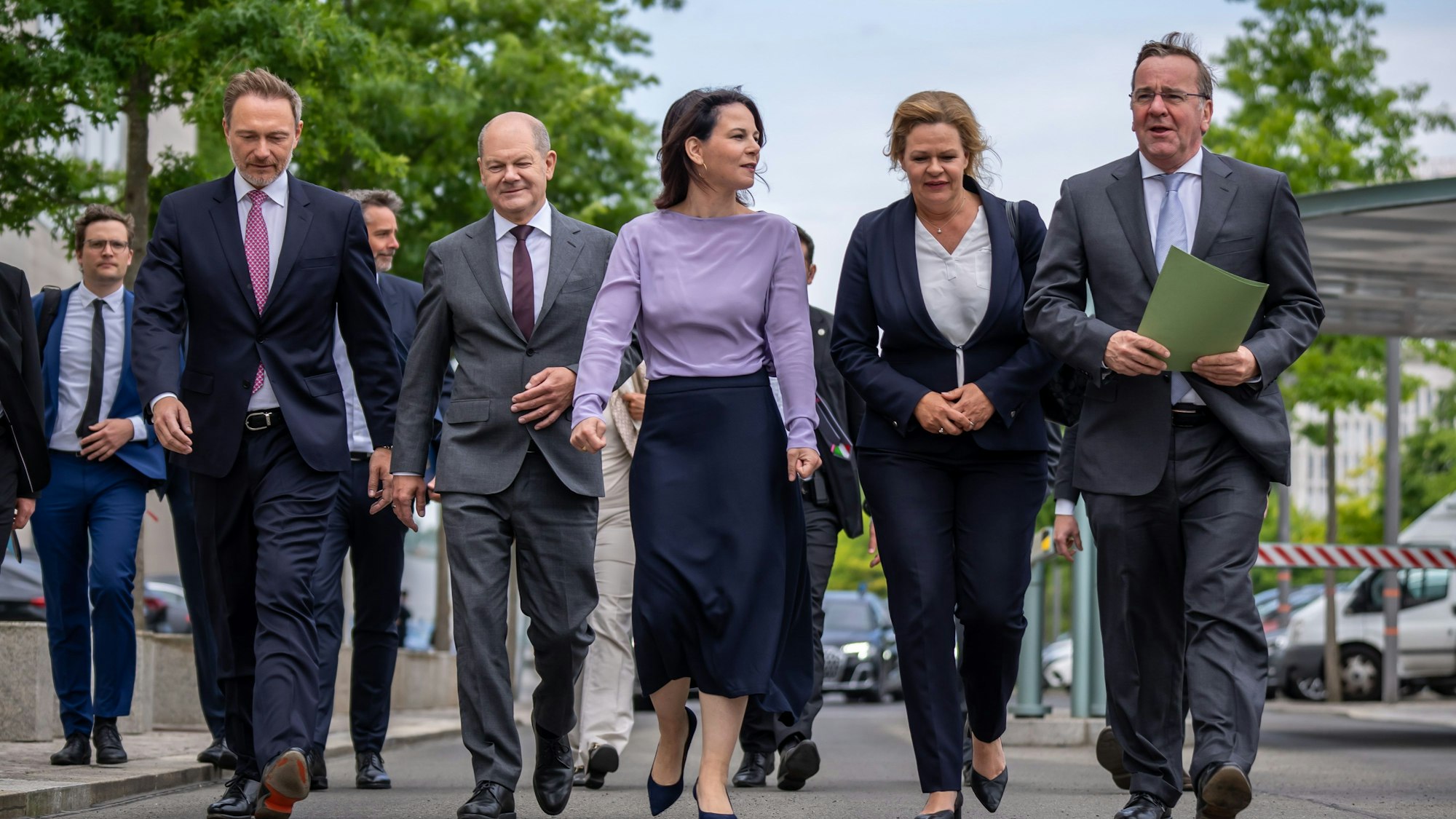 Christian Lindner (l-r, FDP), Bundesminister der Finanzen, Bundeskanzler Olaf Scholz (SPD), Annalena Baerbock (Bündnis 90/Die Grünen), Außenministerin, Nancy Faeser (SPD), Bundesministerin des Innern und Heimat, und Boris Pistorius (SPD), Verteidigungsminister, sind auf dem Weg zu einer Pressekonferenz zur Nationalen Sicherheitsstrategie. Die Bundesregierung hat eine umfassende Nationale Sicherheitsstrategie, die alle Aspekte der äußeren und inneren Sicherheit umfasst, beschlossen.