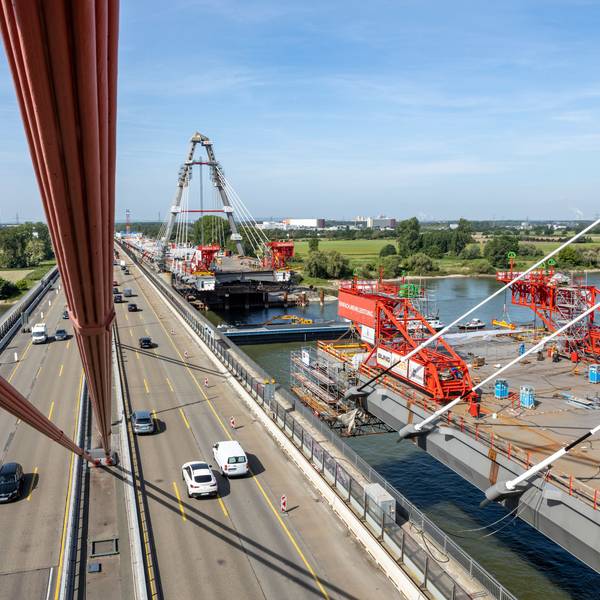 Die neue Brücke über den Rhein nimmt immer mehr Gestalt an.