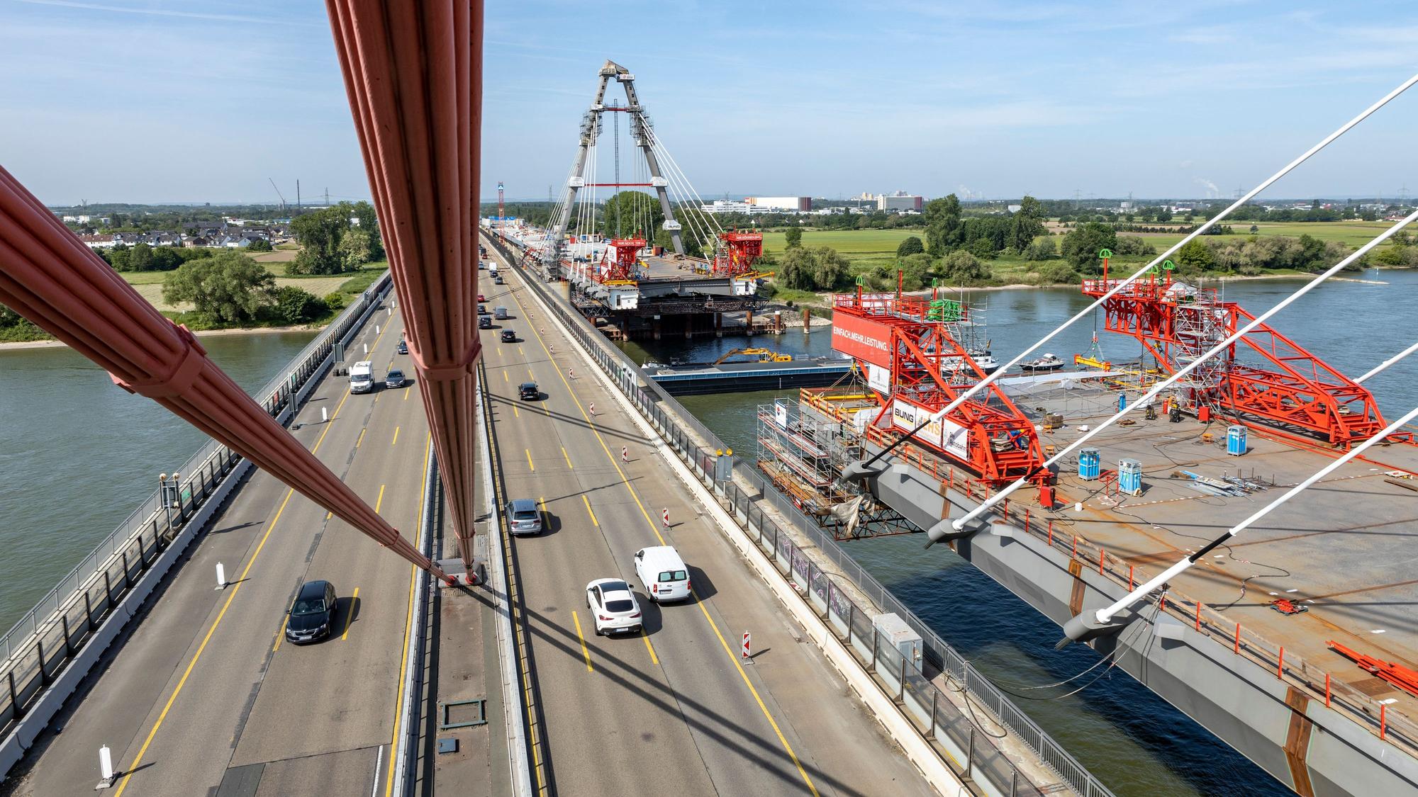 Die neue Brücke über den Rhein nimmt immer mehr Gestalt an.