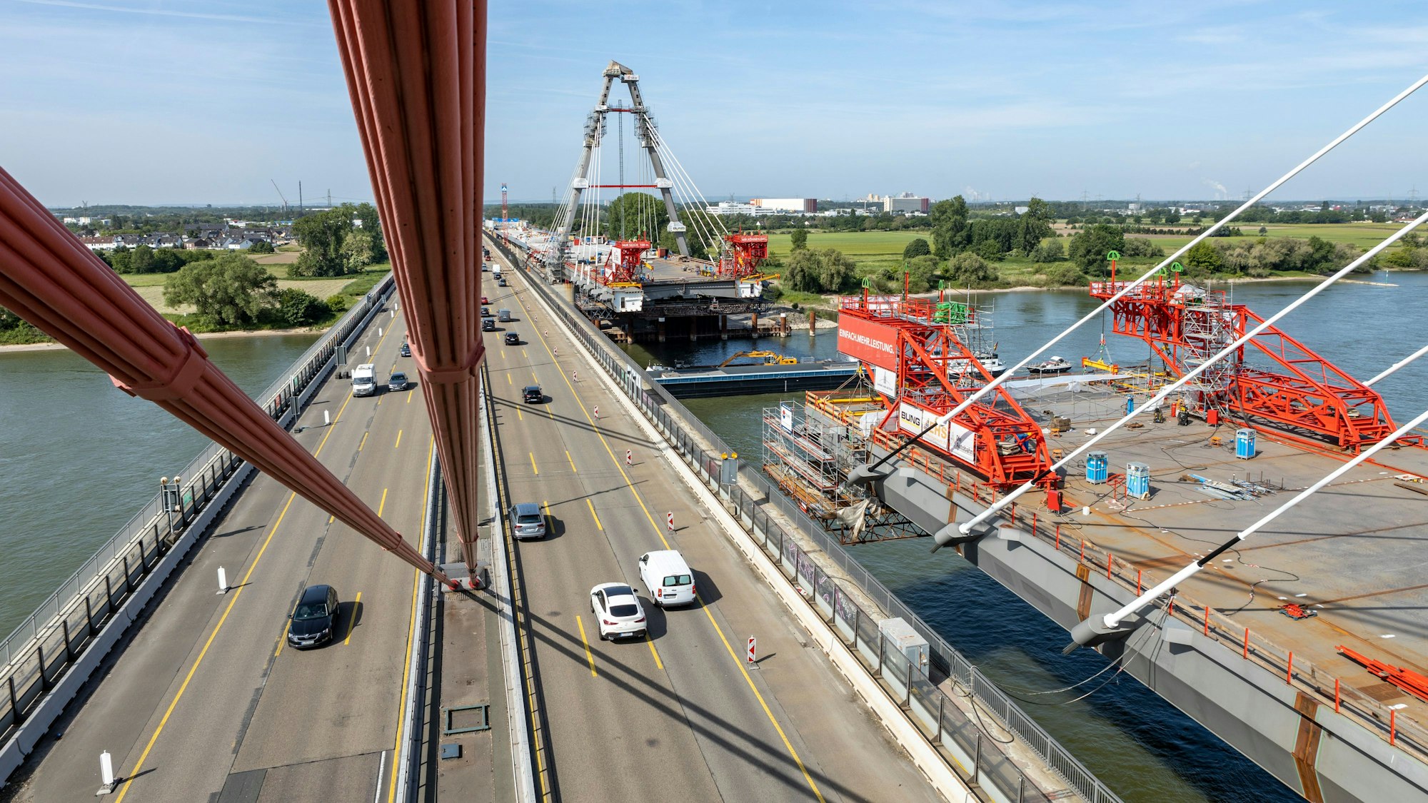 Die neue Brücke über den Rhein nimmt immer mehr Gestalt an.