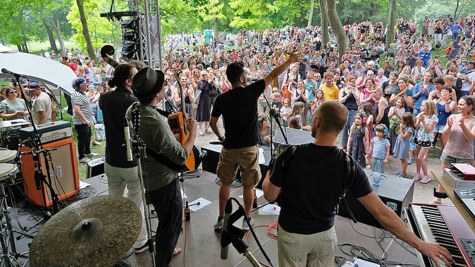 Blick von einer Bühne mit vier Musikern ins Publikum