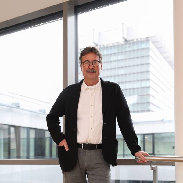 Patient Manfred Heinen steht in der Uniklinik Köln, wo er in den vergangenen zweieinhalb Jahren behandelt wurde.