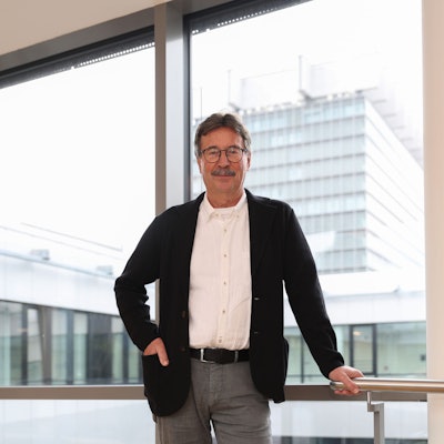 Patient Manfred Heinen steht in der Uniklinik Köln, wo er in den vergangenen zweieinhalb Jahren behandelt wurde.