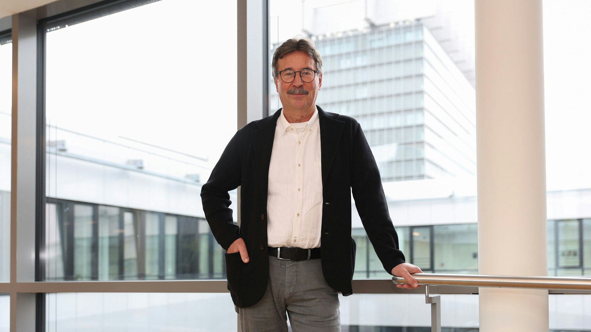 Patient Manfred Heinen steht in der Uniklinik Köln, wo er in den vergangenen zweieinhalb Jahren behandelt wurde.