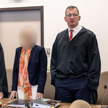 Die verurteilte Apothekerin zwischen ihren Rechtsanwälten beim Prozessauftakt im Landgericht Köln.