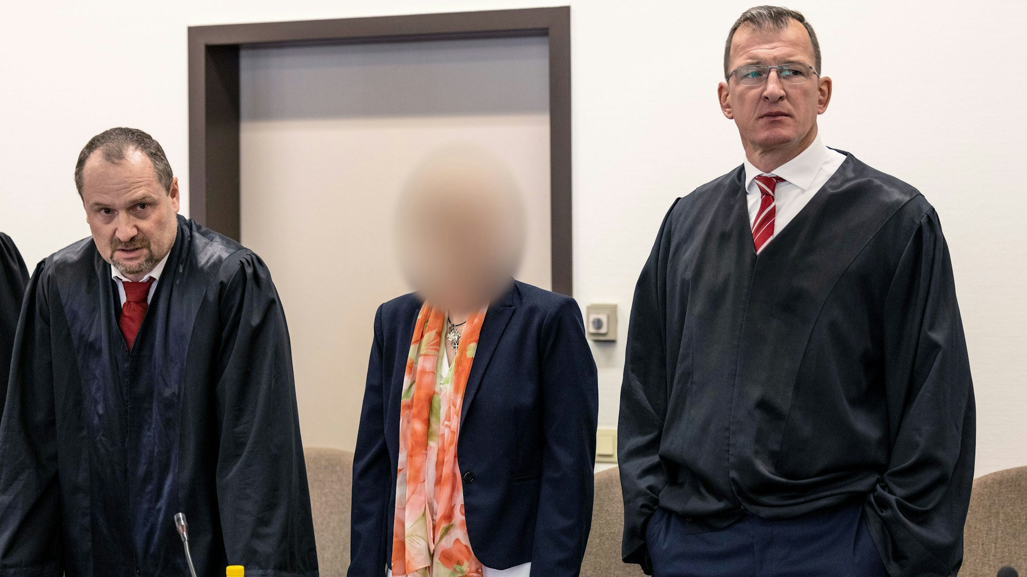 Die angeklagte Apothekerin (M) steht zwischen ihren Rechtsanwälten Morton Douglas (l) und Gerson Trüg (r) vor dem Kölner Landgericht 2023.
