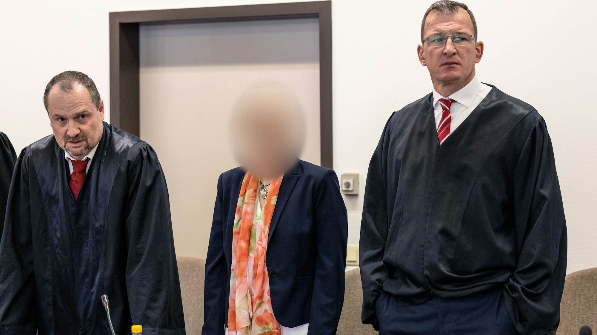 Die verurteilte Apothekerin zwischen ihren Rechtsanwälten beim Prozessauftakt im Landgericht Köln.