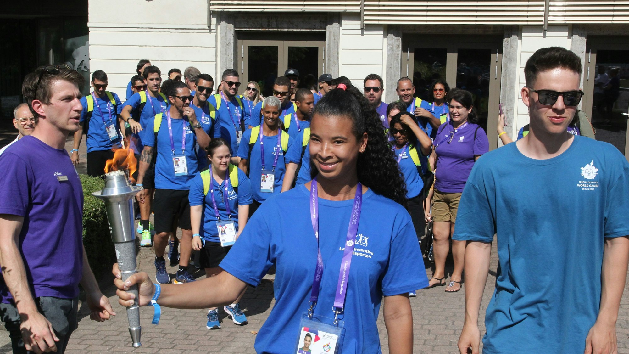 Die brasilianische Delegation läuft ein.