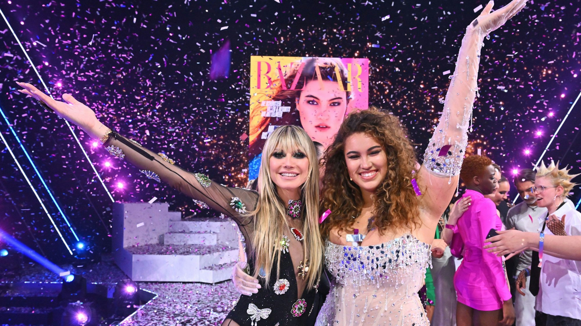 Germany's Next Topmodel: Heidi Klum steht mit der Siegerin der 18. Staffel, Vivien, auf der Finalbühne.