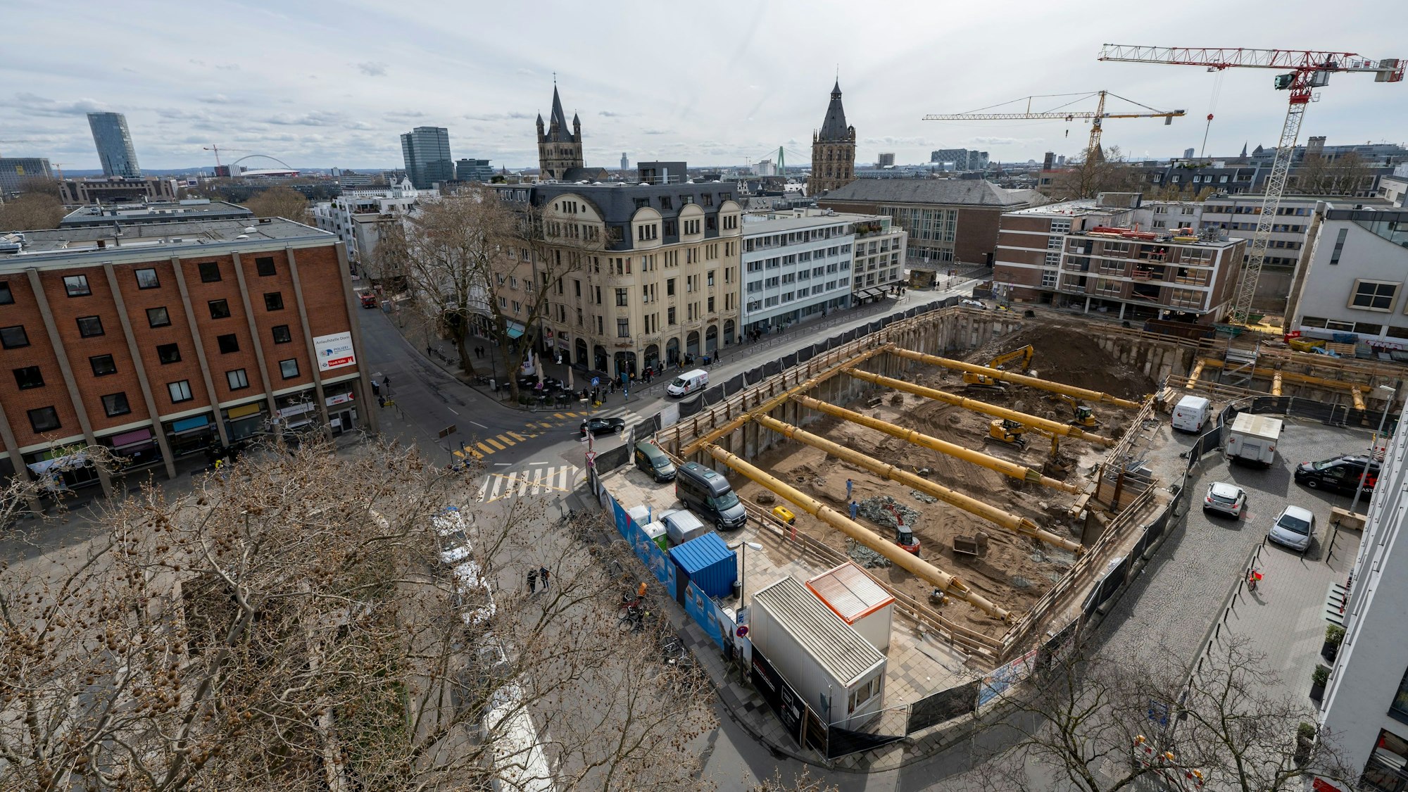 Die Baugrube des Laurenz Carré im Zentrum Kölns.