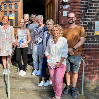 Ausbildende und TeilnehmerInnen für das Beratungsangebot Nummer gegen Kummer beim Kinderschutzbund vor dem Gemeindehaus Bielertkirche.