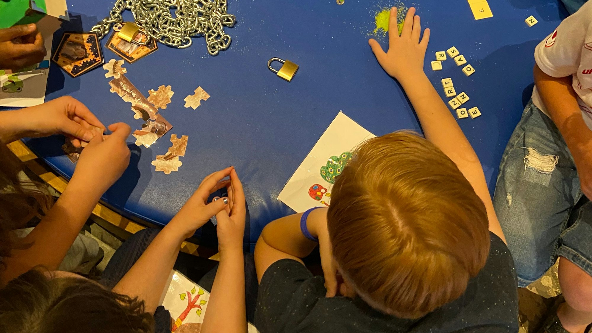 Kinder spielen in der Stadtteilbibliothek Haus Balchem in der Südstadt