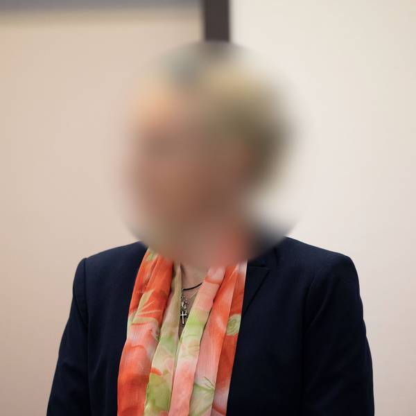 Die angeklagte Apothekerin beim Prozessauftakt im Kölner Landgericht.