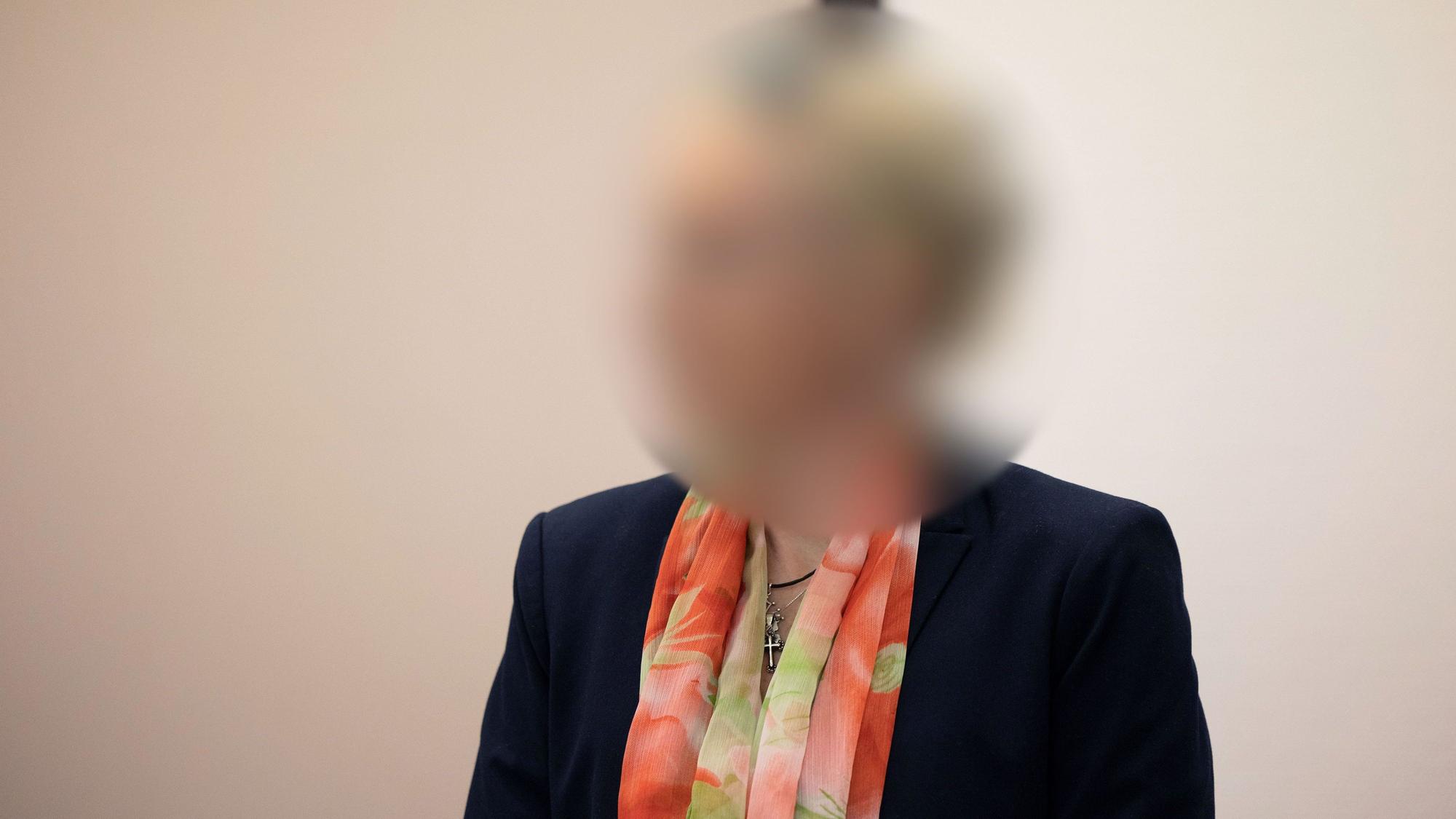 Die angeklagte Apothekerin beim Prozessauftakt im Kölner Landgericht.