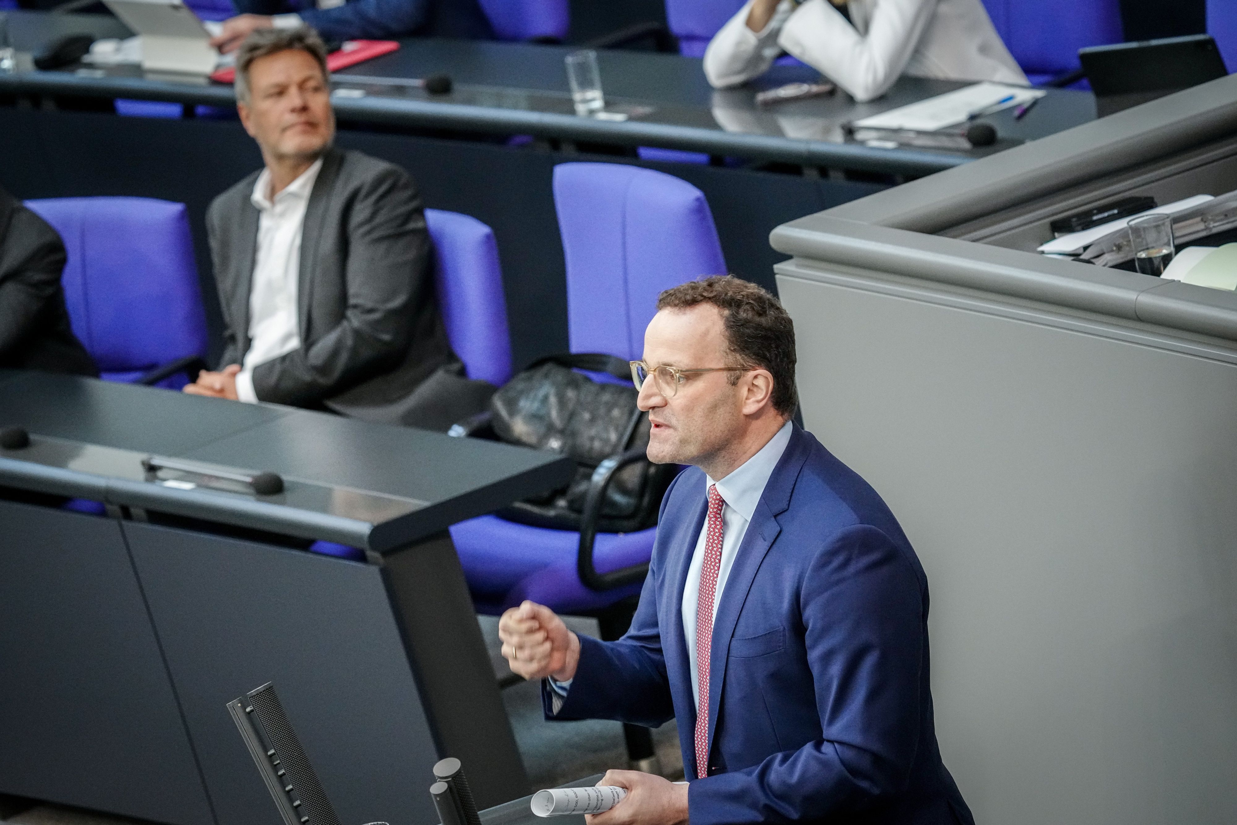Jens Spahn (r) von der CDU spricht vor Robert Habeck (Bündnis 90/Die Grünen), Bundesminister für Wirtschaft und Klimaschutz, bei der Sitzung des Bundestags mit einer aktuellen Stunde auf Antrag der CDU/CSU-Fraktion zu den Heizungsplänen der Bundesregierung.