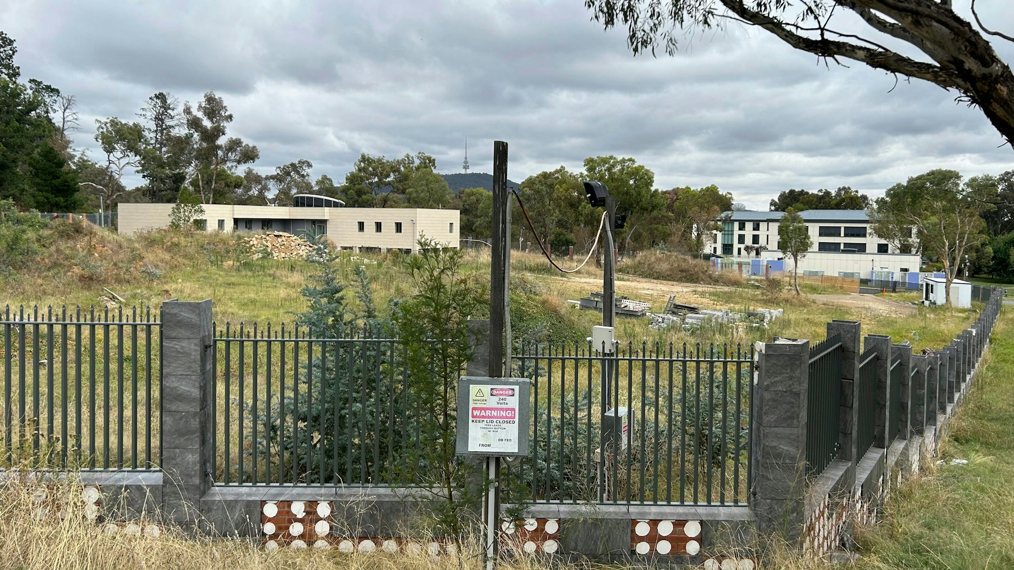 Ein unbewohntes Gebäude (l) steht auf dem Gelände einer geplanten neuen russischen Botschaft, gegenüber einem anderen Gebäude (r), das Teil der chinesischen Botschaft ist, in der Nähe des australischen Parlaments.