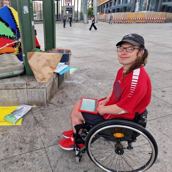 Der Leverkusener Ilias Emmanuil streikt seit sieben Tagen vor dem Hauptgebäude der Deutschen Bahn in Berlin.