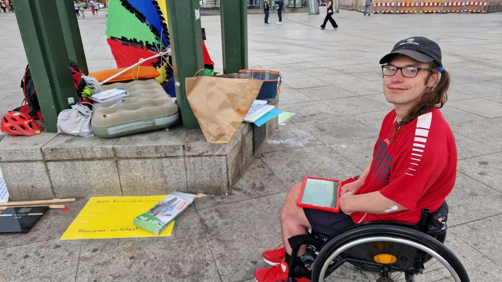 Der Leverkusener Ilias Emmanuil streikt seit sieben Tagen vor dem Hauptgebäude der Deutschen Bahn in Berlin.
