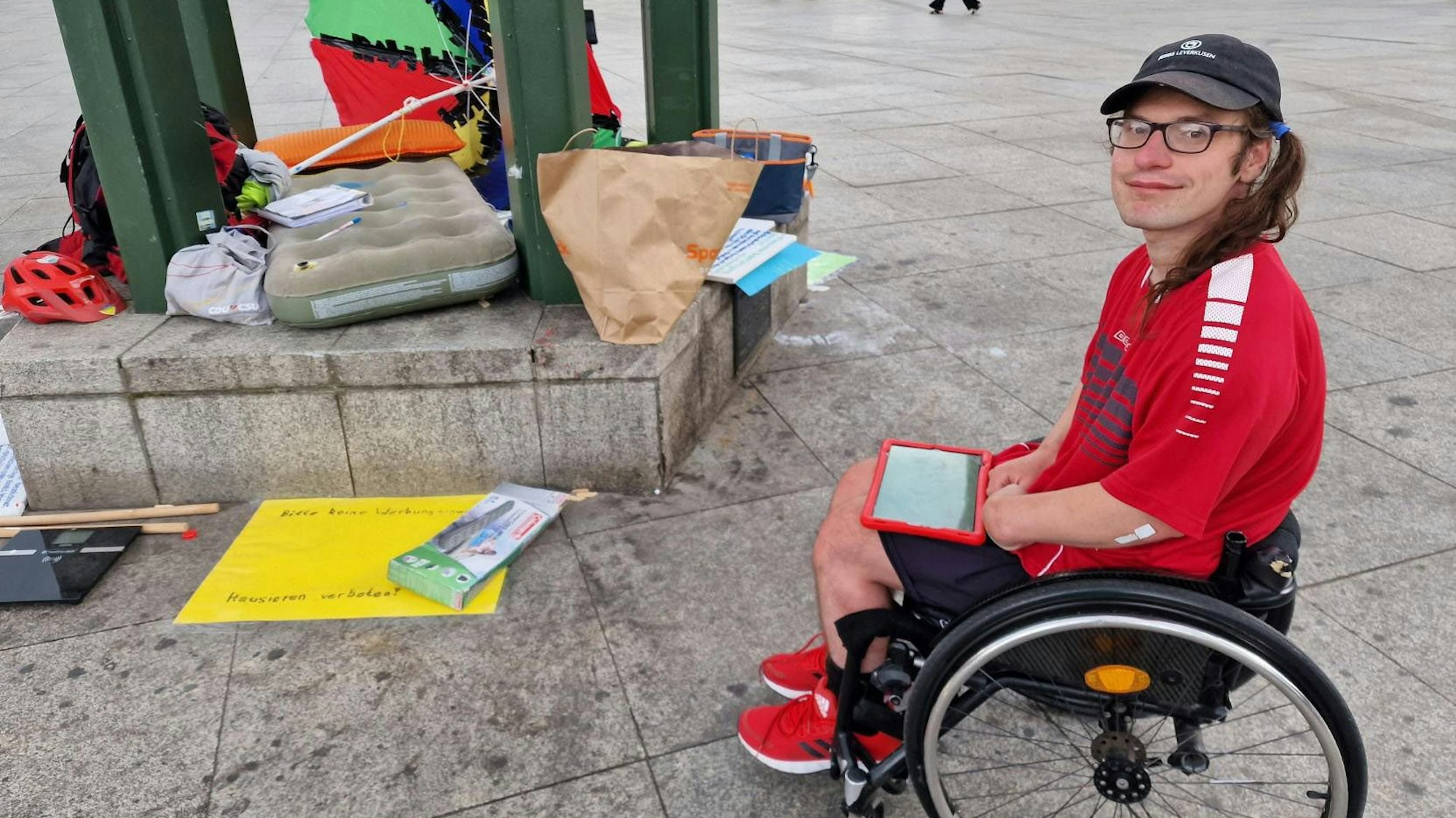 Der Leverkusener Ilias Emmanuil streikte 29 Tage lang vor dem Hauptgebäude der Deutschen Bahn in Berlin.