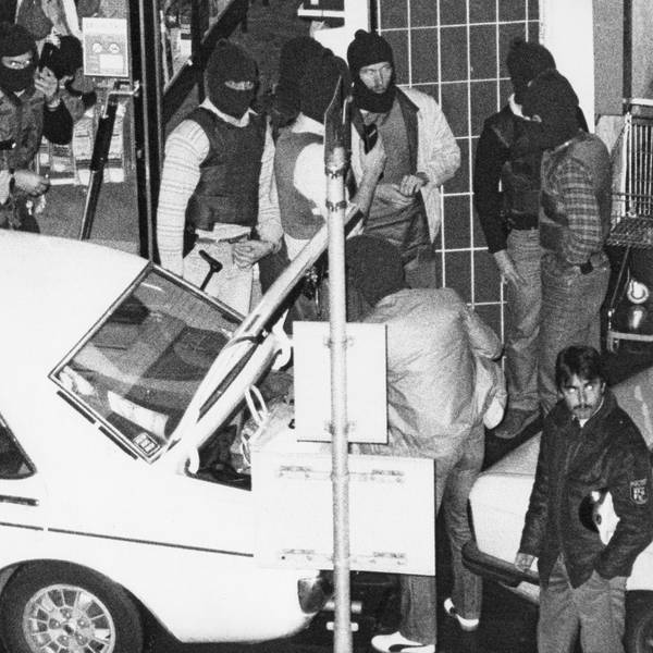 Scharfschützen der Polizei beziehen am 06.10.1982 in der Nähe der Sparkasse in Koblenz Stellung.
