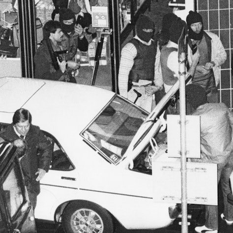 Scharfschützen der Polizei beziehen am 06.10.1982 in der Nähe der Sparkasse in Koblenz Stellung.
