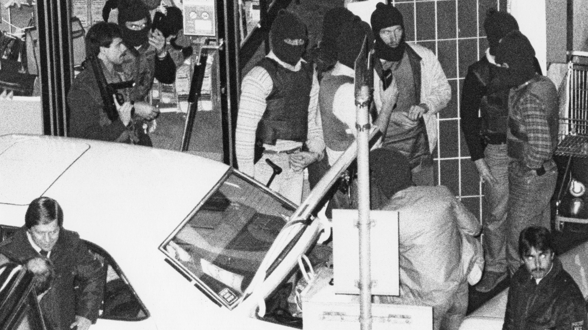 Scharfschützen der Polizei beziehen am 06.10.1982 in der Nähe der Sparkasse in Koblenz Stellung.