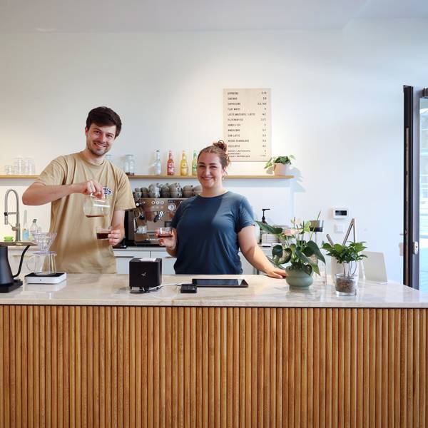 Dirk Paffrath (28) und Carla Welt(22) hinter dem selbst gebauten Tresen in ihrem Café.