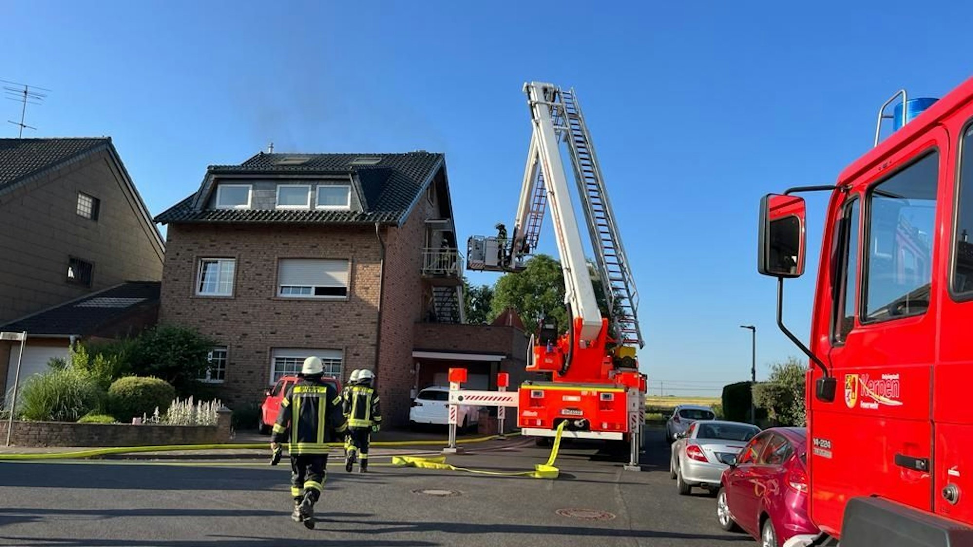 Mit einer Leiter gelangt die Feuerwehr in Kerpen an das brennende Wohnhaus.