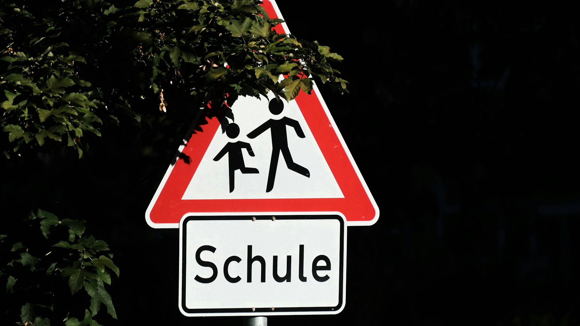 Ein Verkehrsschild weist auf einen Schulweg hin. In der Schweiz kommen immer mehr Schülerinnen und Schüler mit Windeln in die Schule – Lehrkräfte sehen die Eltern in der Pflicht. (Archivbild)