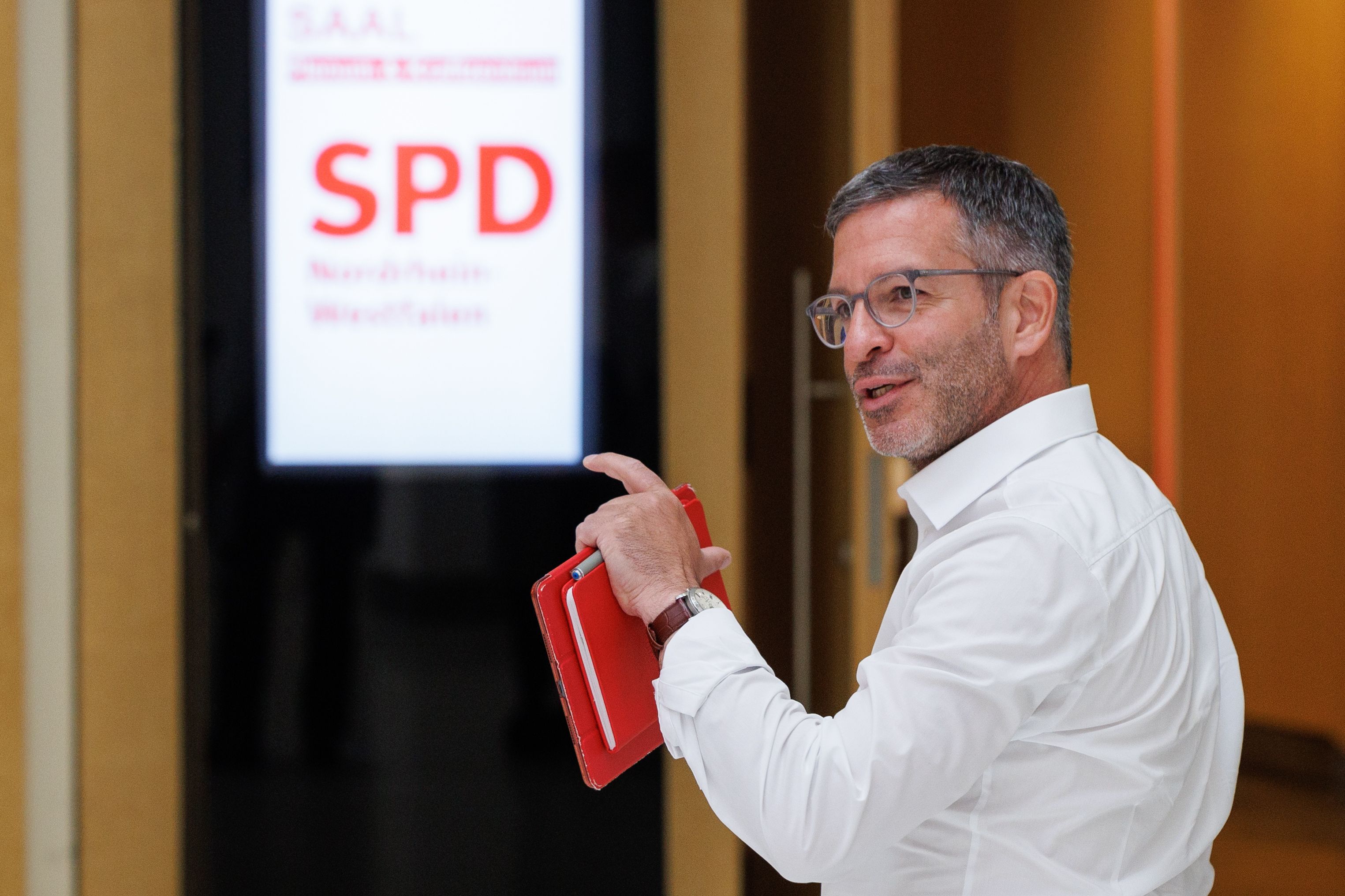 Marc Herter, Interimsvorsitzender der SPD von Nordrhein-Westfalen, steht vor dem Sitzungssaal beim Konvent der Spitzenvertreter der NRW-SPD in der Halle Münsterland. Geladen sind rund 400 Funktionsträger. Die NRW-SPD muss sich nach dem Rücktritt vom Landesparteichef eine neue Führung suchen. In Münster will sich die Partei in nicht öffentlicher Sitzung über den künftigen Kurs und mögliche Führungsstrukturen austauschen. Am 26. August soll bei einem Parteitag die neue Parteispitze gewählt werden. Die SPD war bei der Landtagswahl im Mai 2022 auf einen historischen Tiefstand von 26,7 Prozent abgesackt. +++ dpa-Bildfunk +++