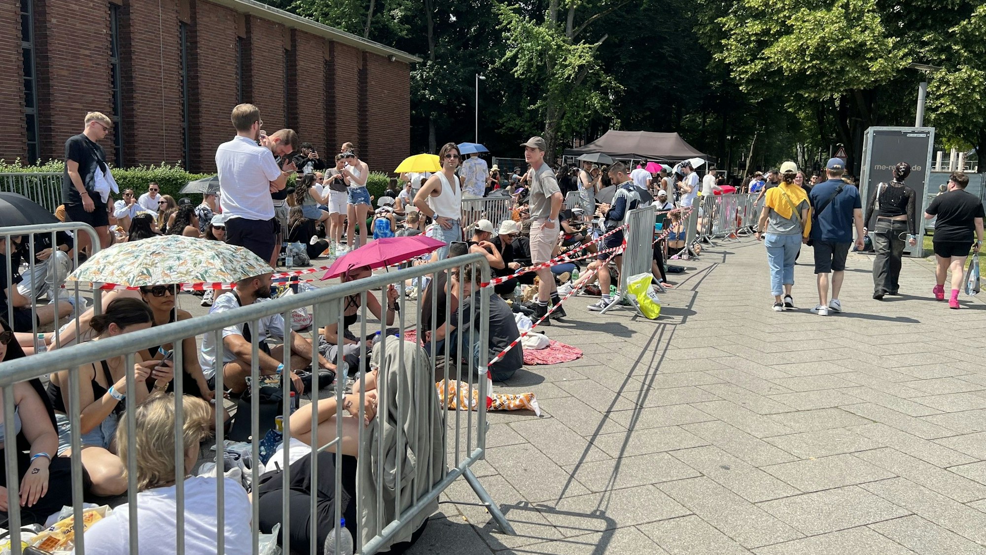 Schlange am Rhein-Energie-Stadion