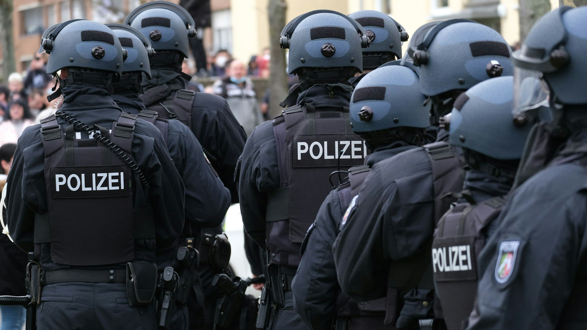 04.02.2022, Köln: Sondereinsatzkommando (SEK)bei einem Amokalarm an der Heinrich-Böll-Gesamtschule. Foto: Max Grönert