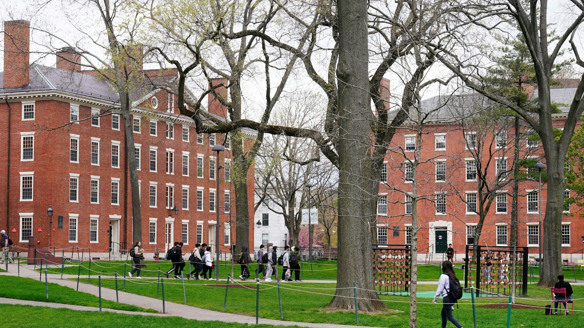 Studenten gehen am 27. April 2022 durch den Harvard Yard auf dem Campus der Harvard University in Cambridge, Massachusetts. Eine neue Umfrage des Associated Press-NORC Center for Public Affairs Research ergab, dass 63 % der Amerikaner der Meinung sind, der Oberste Gerichtshof solle Hochschulen nicht daran hindern, bei ihren Zulassungssystemen Rasse oder ethnische Herkunft zu berücksichtigen. Es wird erwartet, dass der Oberste Gerichtshof bald über die Klagen gegen die Zulassungssysteme von Harvard und der Universität von North Carolina entscheiden wird.