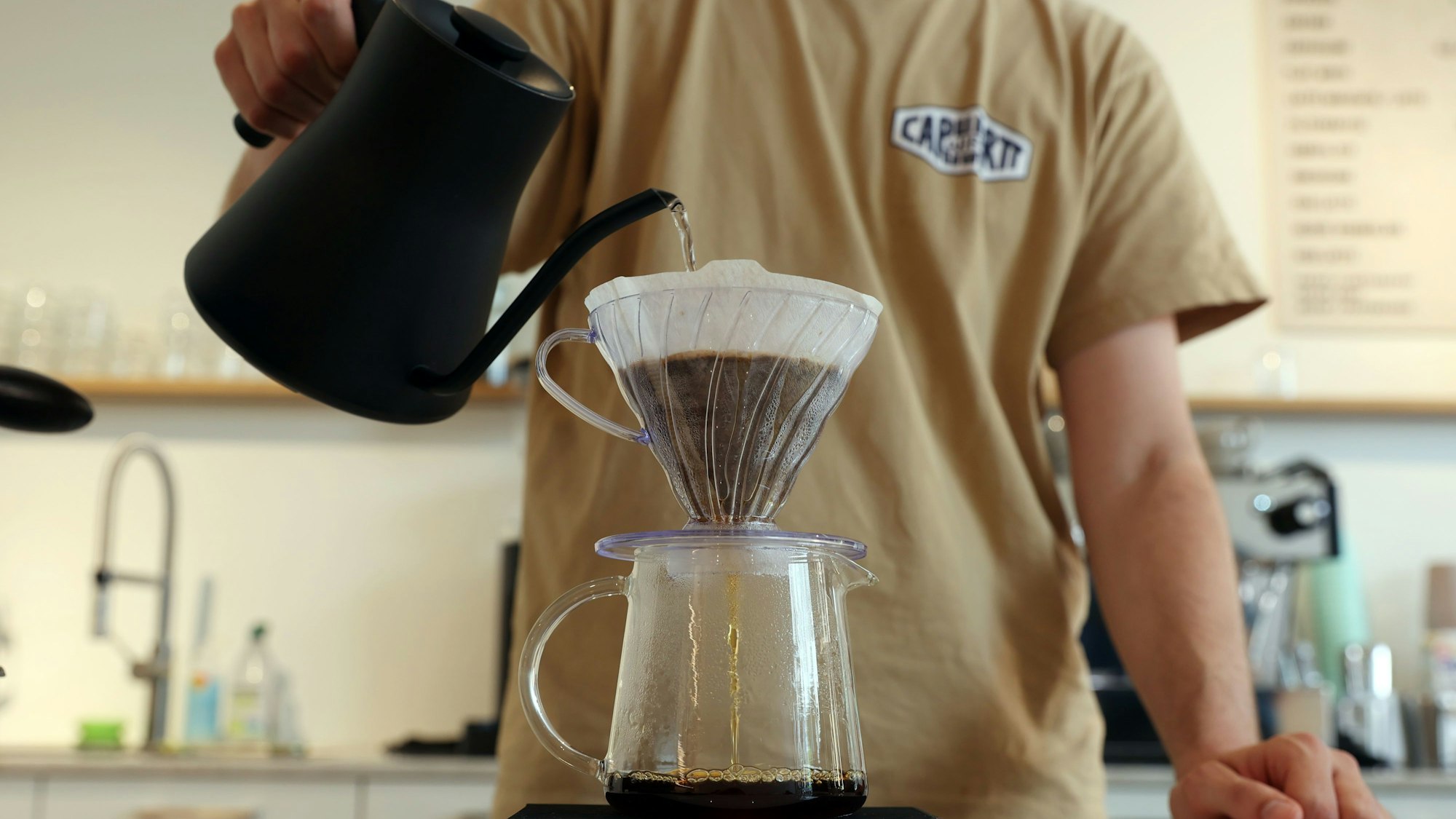 Dirk Paffrath gießt im Omo Kaffee eine Kanne Filterkaffee auf.