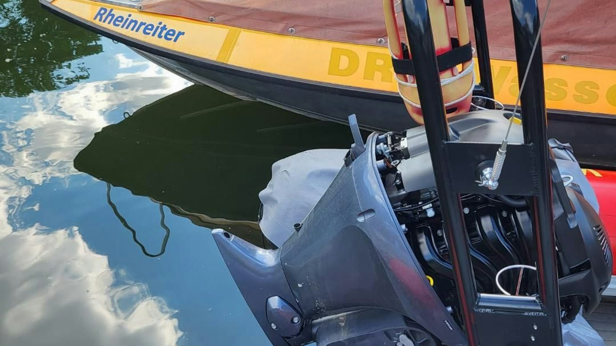 Ein beschädigtes Boot der DLRG in Niederkassel.