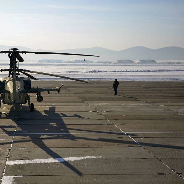 Ein Mann steht neben einem russischen Militärhubschrauber, aufgenommen 2015. (Symbolbild)