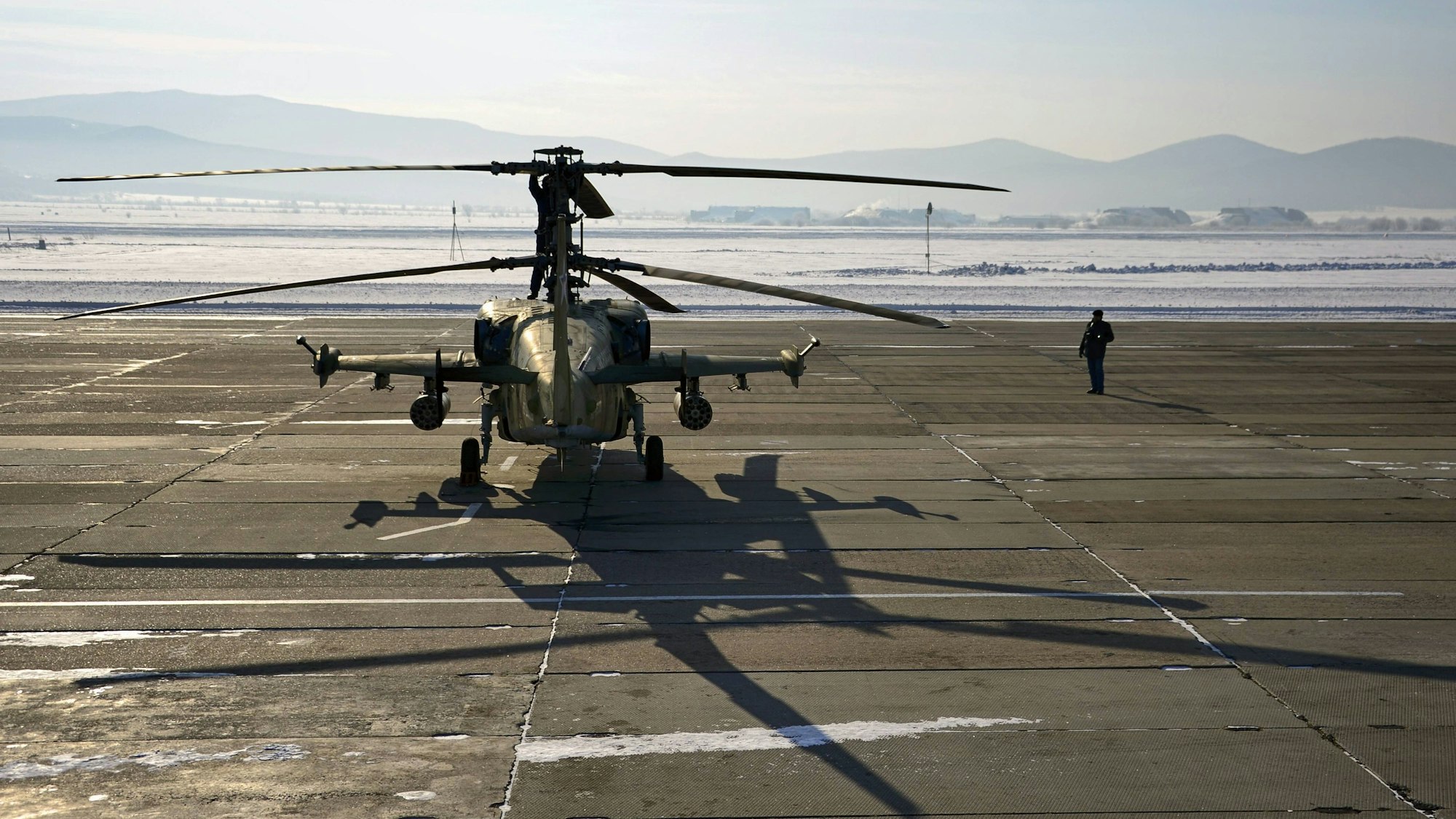 Ein Mann steht neben einem russischen Militärhubschrauber, aufgenommen 2015. (Symbolbild)