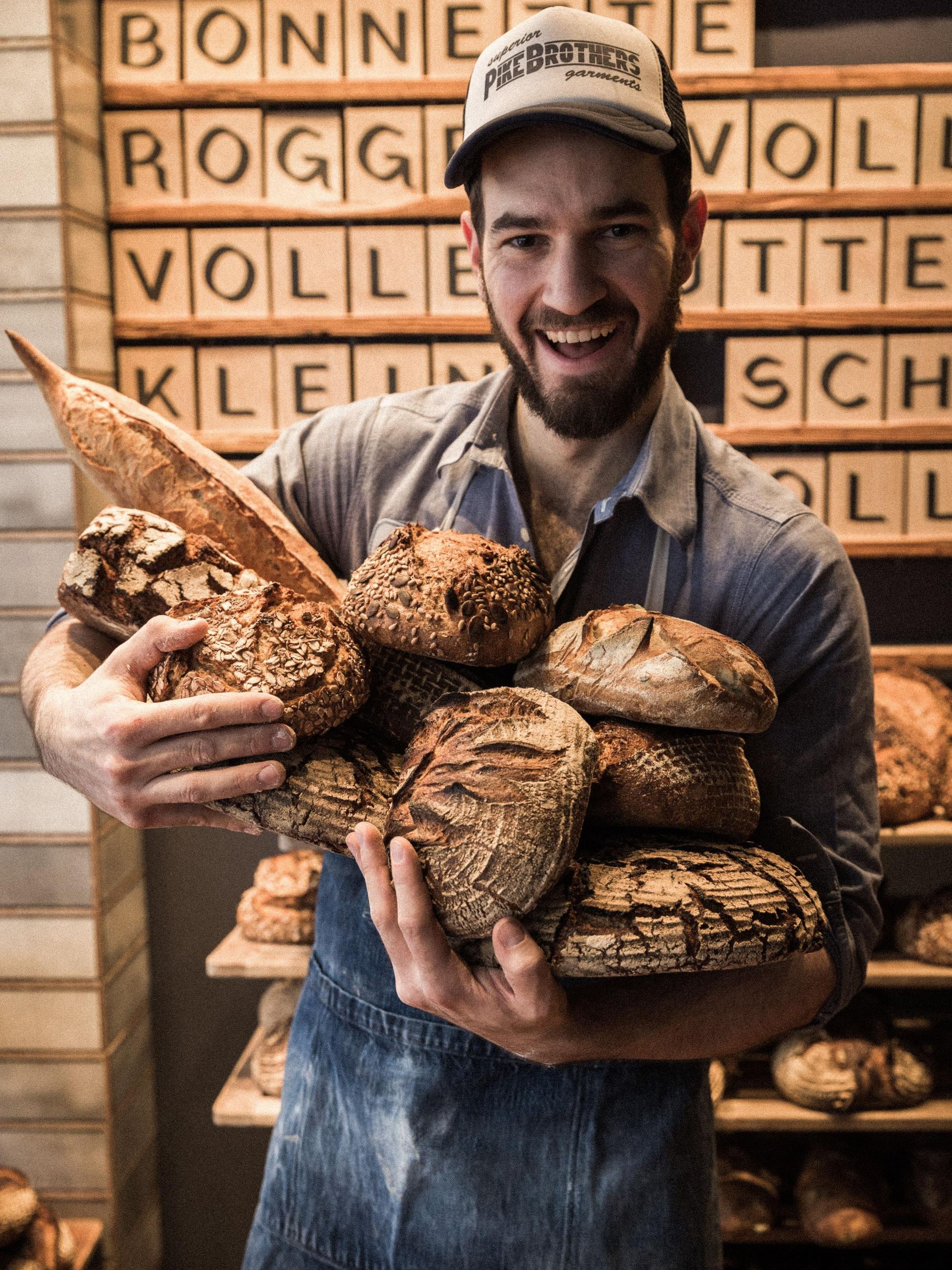 Max Kugel hält sein Brotsortiment in den Armen.