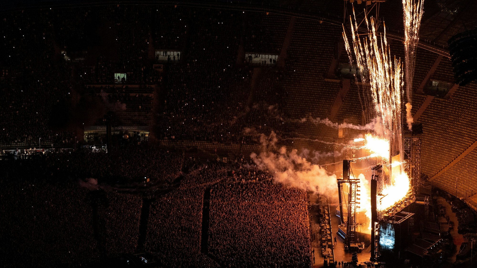 07.06.2023, Bayern, München: Tausende Zuschauer verfolgen das Konzert der Band Rammstein im Olympiastadion. Rammstein spielen in München am 07. + 08. + 10. + 11.06.2023 insgesamt vier Konzerte im Rahmen ihrer Europa Stadion Tour. Foto: Sven Hoppe/dpa +++ dpa-Bildfunk +++