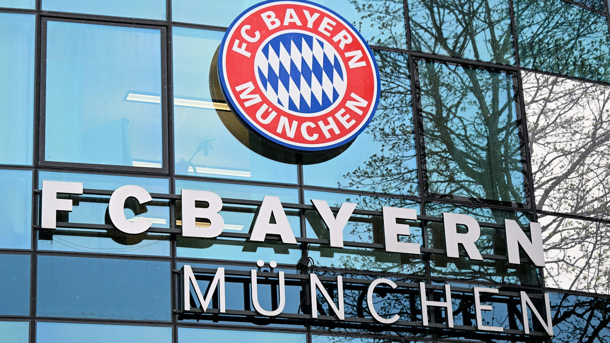 Der FC Bayern München muss wegen jahrelang nicht gezahlter Sozialleistungen einen sechsstelligen Betrag an den Zoll zahlen.