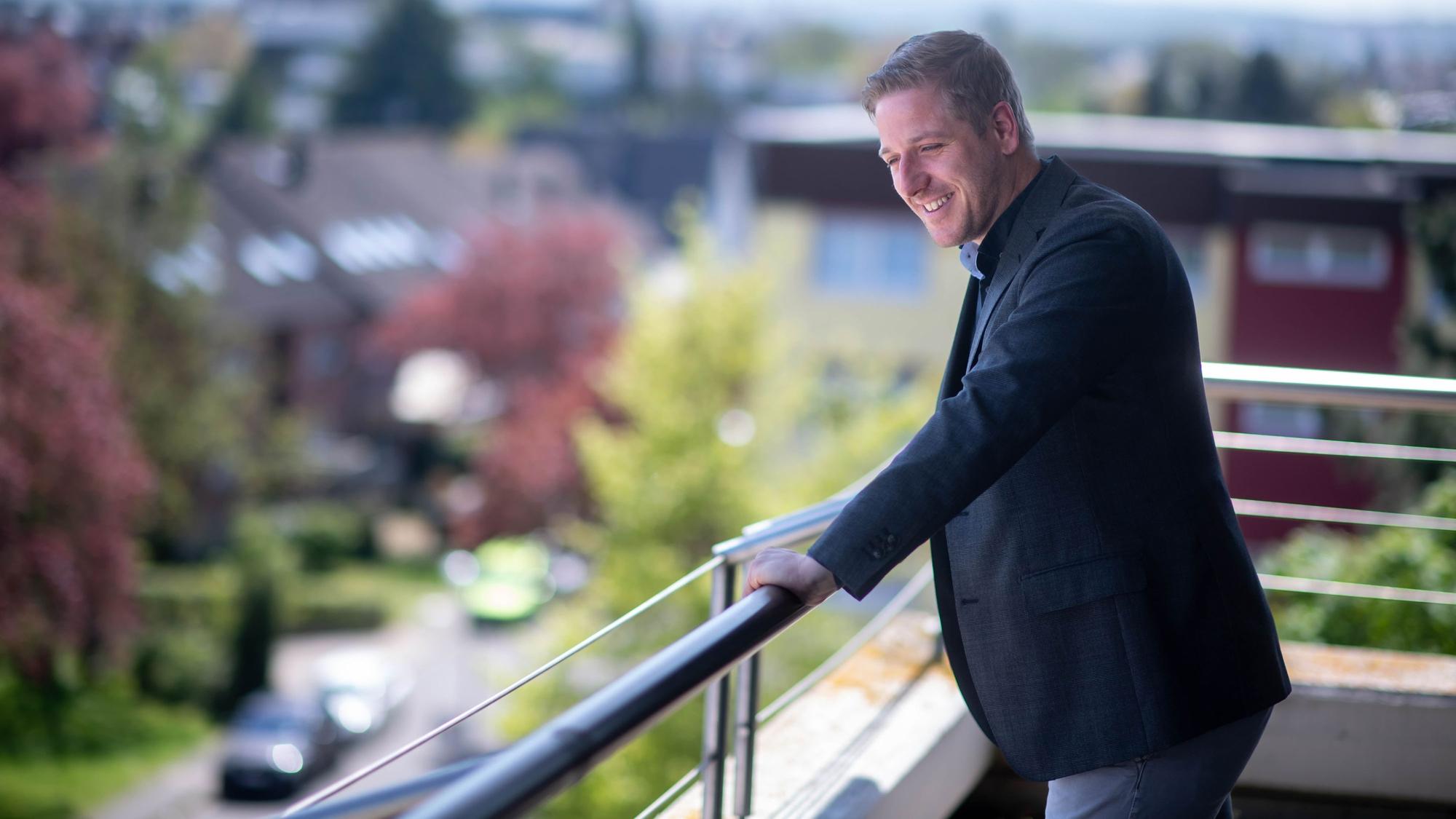 Das Bild zeigt Markus Ramers auf einem Balkon am Kreishaus.