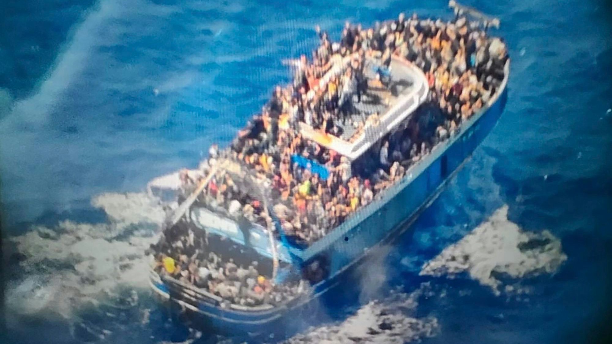 Dieses undatierte, von der griechischen Küstenwache am 14.06.2023 zur Verfügung gestellte Bild zeigt zahlreiche Menschen, auf dem Deck eines Fischerboots, das später vor Südgriechenland kenterte und sank.