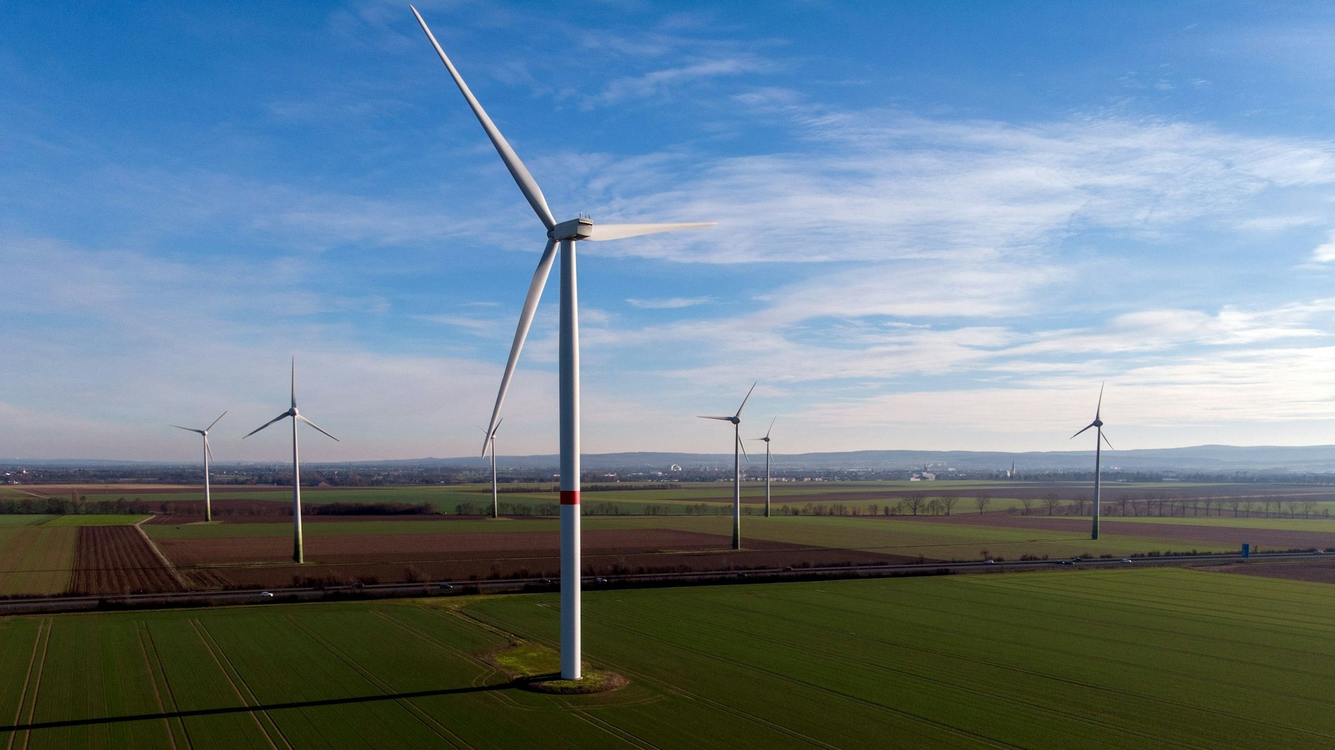 Das Bild zeigt einige Windräder, die auf dem Zülpicher Stadtgebiet stehen.