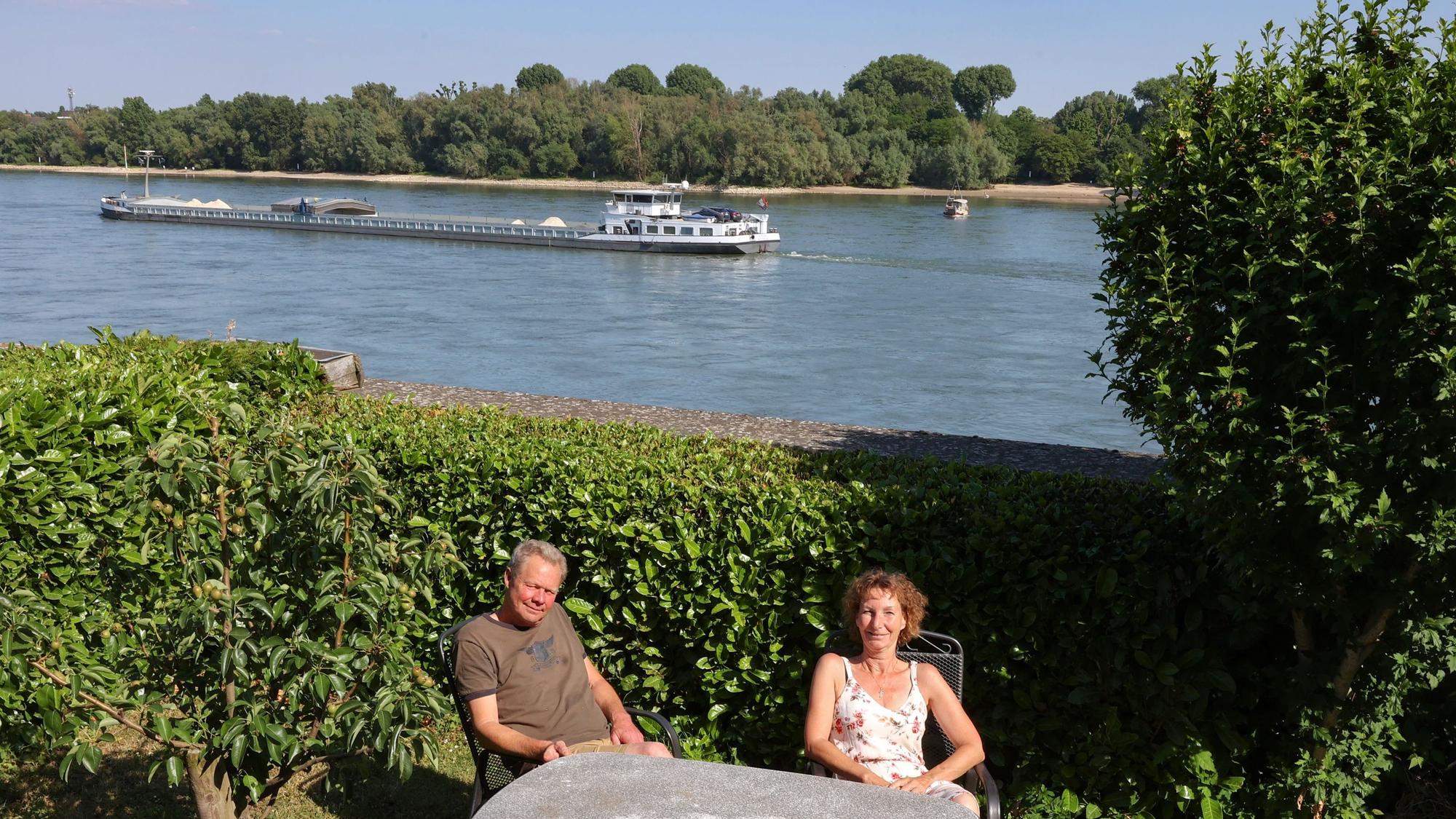Das Ehepaar im Garten, ein großes Schiff im Hintergrund