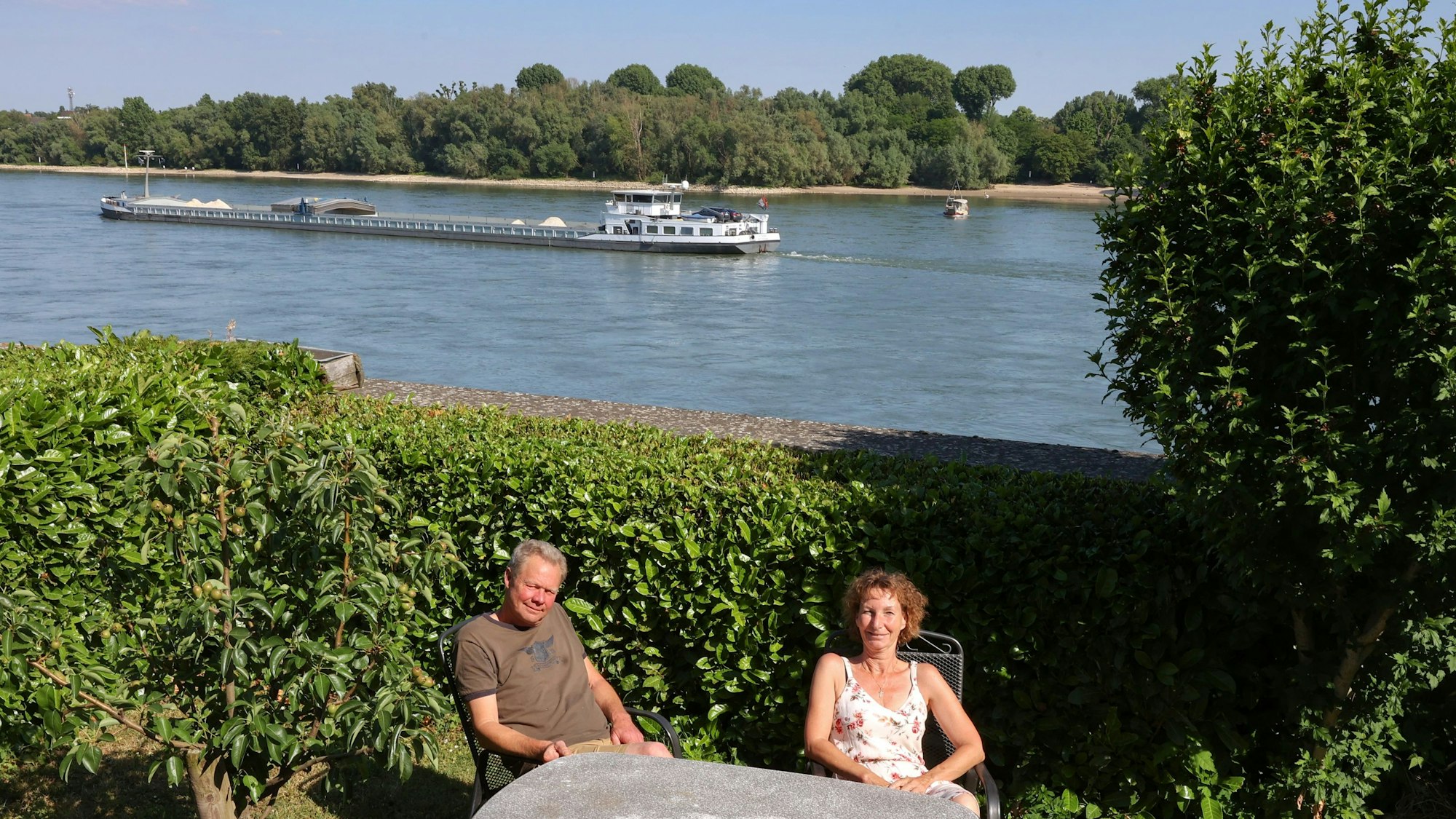Das Ehepaar im Garten, ein großes Schiff im Hintergrund