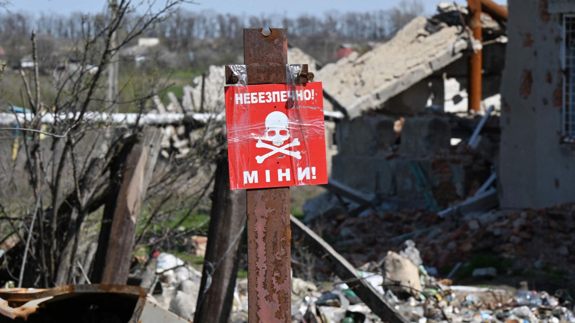 18. April 2023, Grakov, Kharkiv: Diese Aufnahme zeigt ein Warnschild mit der Aufschrift „Gefährliche Minen“ in der ukrainischen Region Kharkiv.