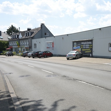 Autos parken vor dem Edeka Hetzenegger.