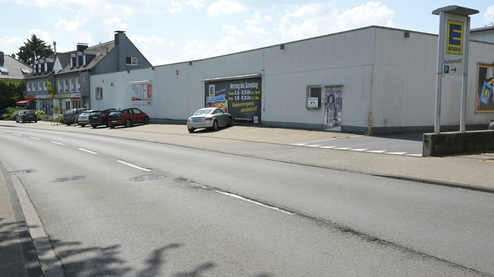 Autos parken vor dem Edeka Hetzenegger.