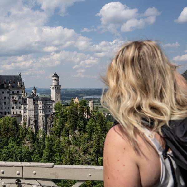 15. Juni 2023, Bayern, Schwangau: Blick auf Neuschwanstein von der Marienbrücke. Ein Mann griff am Mittwoch zwei Frauen in der Nähe des weltberühmten Schlosses Neuschwanstein an und verletzt eine von ihnen so schwer. Die Frau starb später.