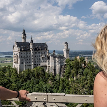 15. Juni 2023, Bayern, Schwangau: Blick auf Neuschwanstein von der Marienbrücke. Ein Mann griff am Mittwoch zwei Frauen in der Nähe des weltberühmten Schlosses Neuschwanstein an und verletzt eine von ihnen so schwer. Die Frau starb später.